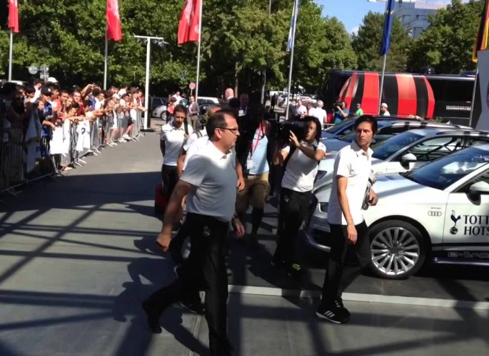 Embedded thumbnail for Videó: Benítez megérkezik Münchenben a hotelhez